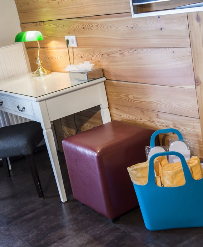 Schreibtisch und Fernsehr im Zimmer