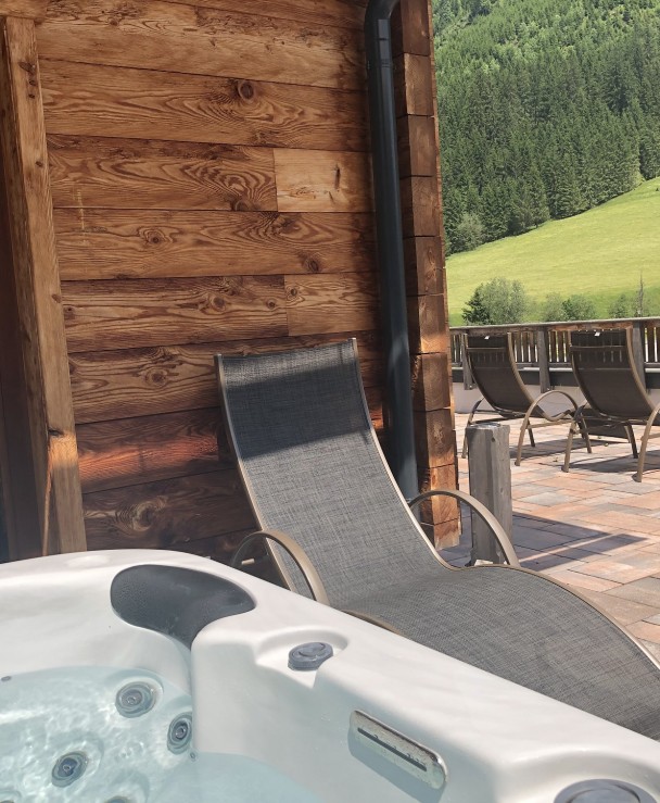 Die Terrasse mit Pool und Liegestühlen
