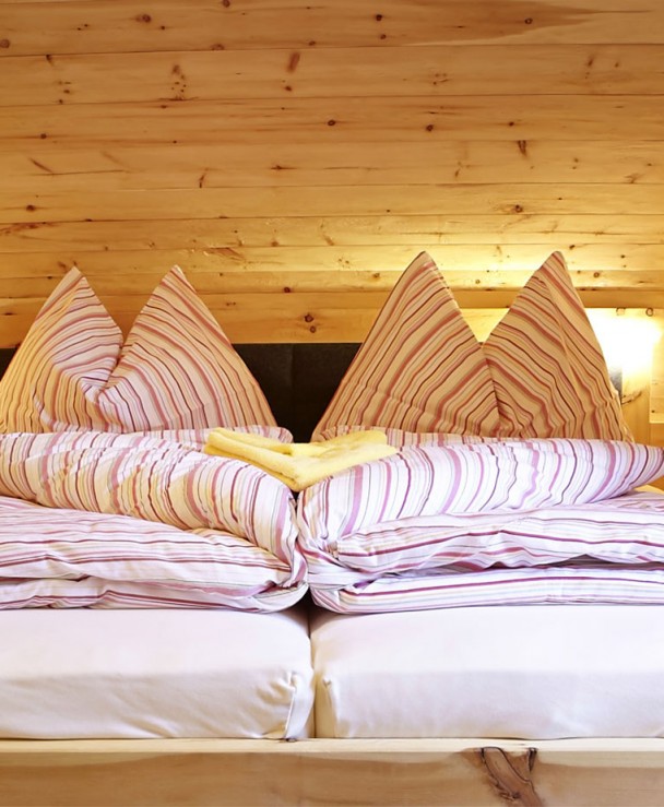 Doppelbett im gemütlichen Wellness-Chalet