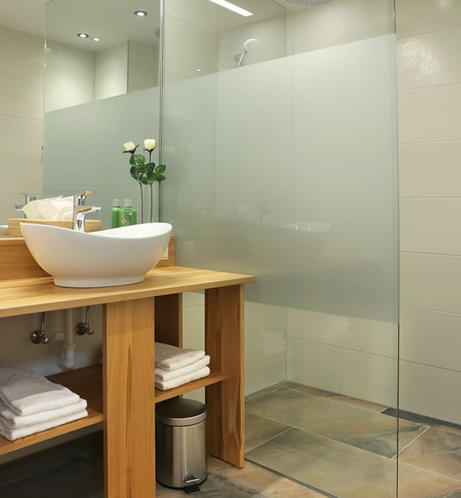 Modernes Bad mit großer Dusche