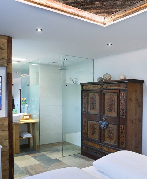 Schlafzimmer und Badezimmer in den Country Suites 