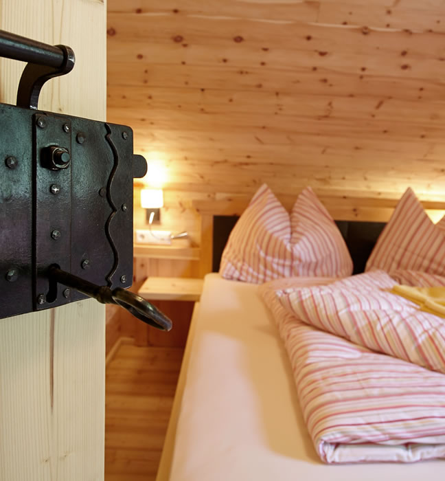 Zimmer im Holz-Chalet im Bergdorf Riesner