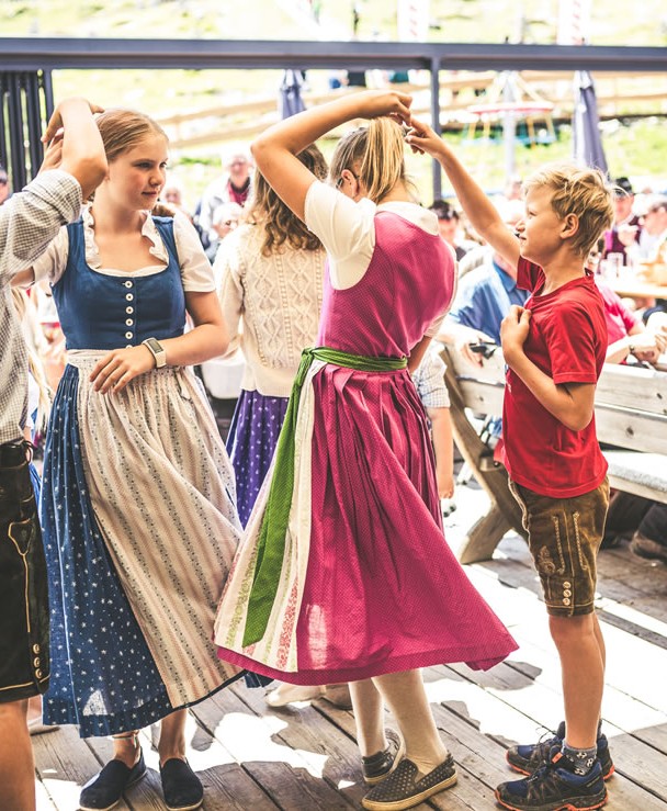 Kinder beim Volkstanz © Christine Höflehner